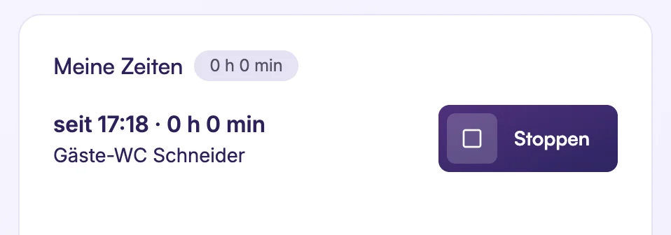 Dashboard-Widget „Meine Zeiten" in Qrafto mit laufendem Timer am Auftrag „Gäste-WC Schneider" und Button „Stoppen"
